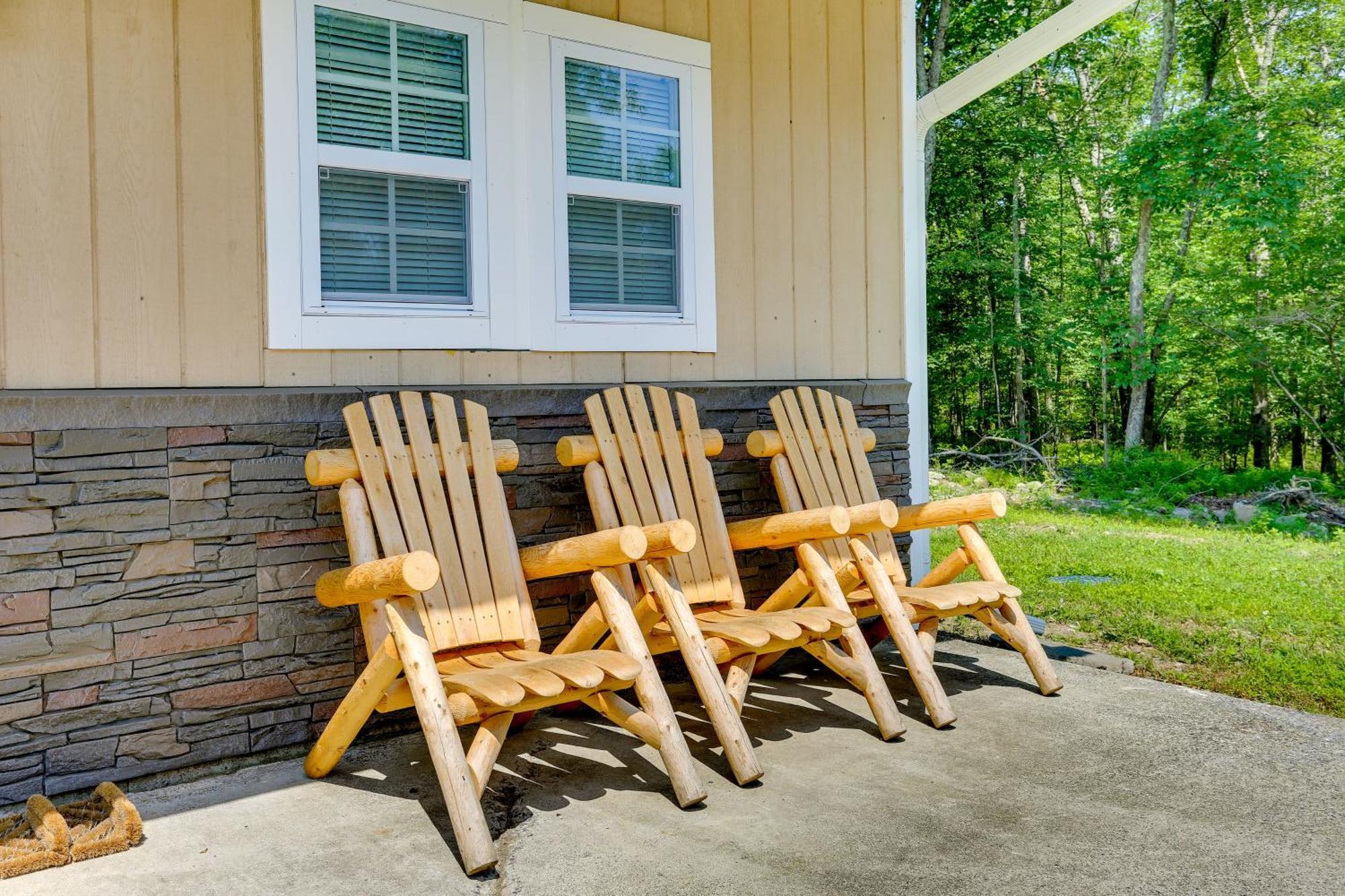 Secluded Poconos Cabin With Fire Pit On 75 Acres! East Stroudsburg Εξωτερικό φωτογραφία