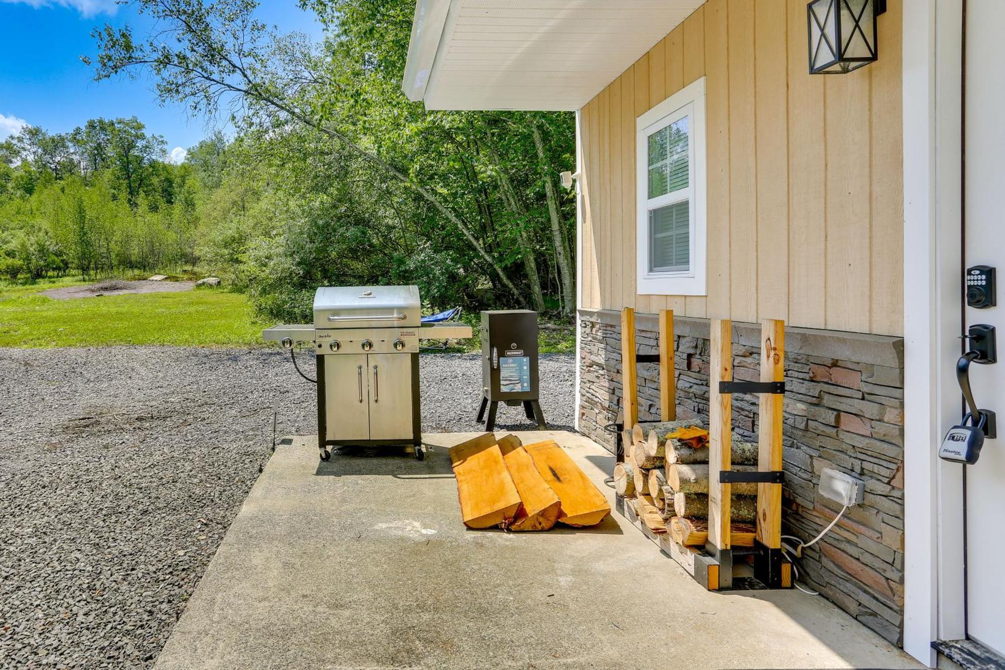 Secluded Poconos Cabin With Fire Pit On 75 Acres! East Stroudsburg Εξωτερικό φωτογραφία